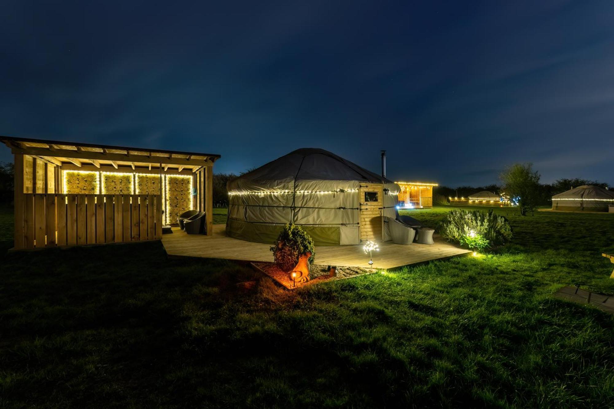 Lincoln Yurts Hotel ภายนอก รูปภาพ